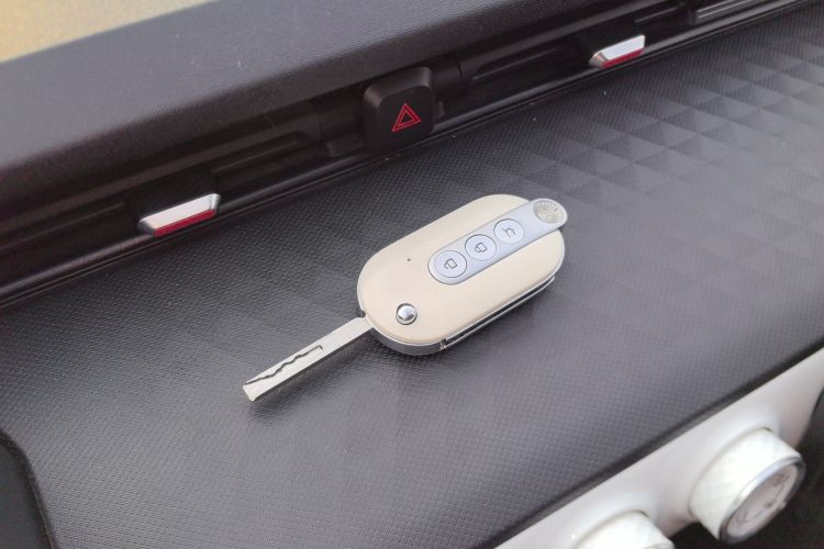 五菱汽车 宏光MINIEV 2022款 GAMEBOY 200km 玩乐款 磷酸铁锂中控内饰7001