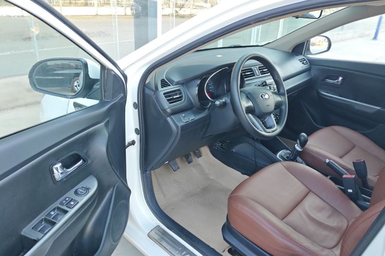 起亚K2 2012款 三厢 1.4L MT GLS纪念版中控内饰20