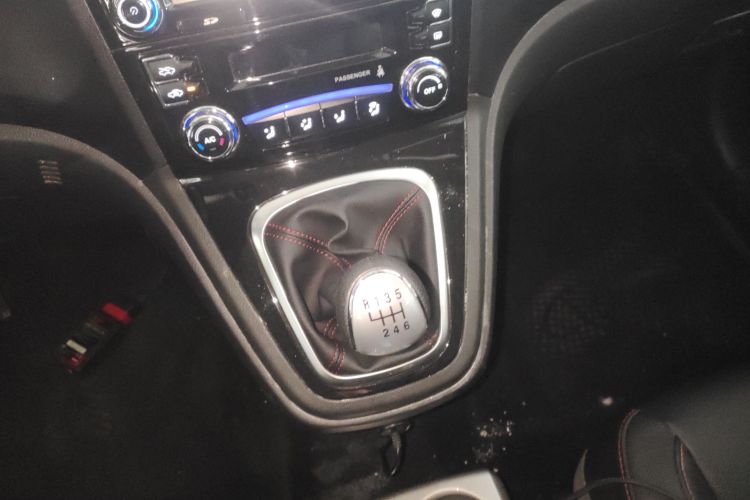 哈弗H6 2016款 升级版 1.5T 手动两驱精英型中控内饰18