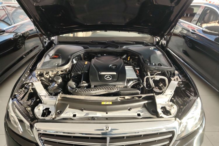 奔驰E级 2017款 E 200 L 4MATIC机舱底盘24