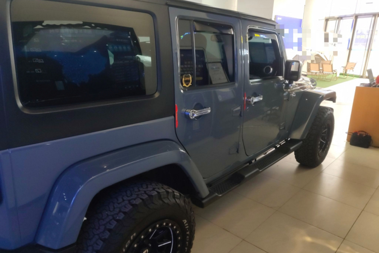 Jeep 牧马人 2014款 3.0L Sahara 四门版车身外观7
