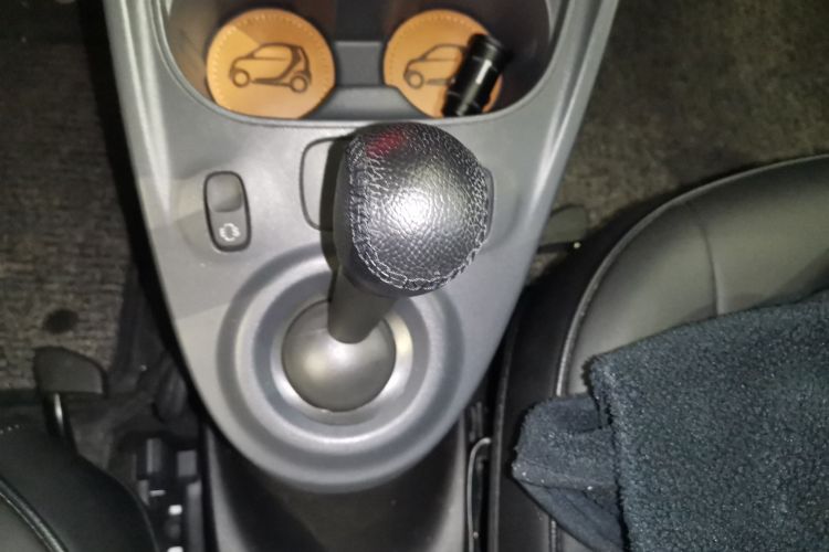 smart fortwo 2018款 1.0L 52千瓦硬顶灵动版 国V中控内饰18