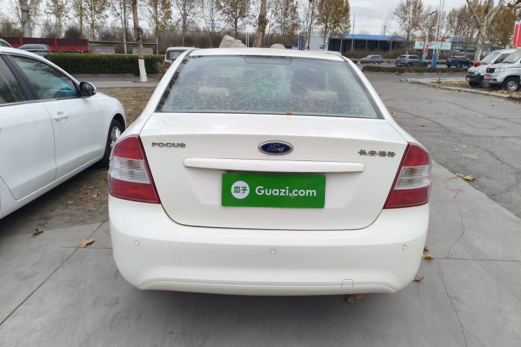 福特 福克斯 2013款 三厢经典 1.8L 手动基本型车身外观6