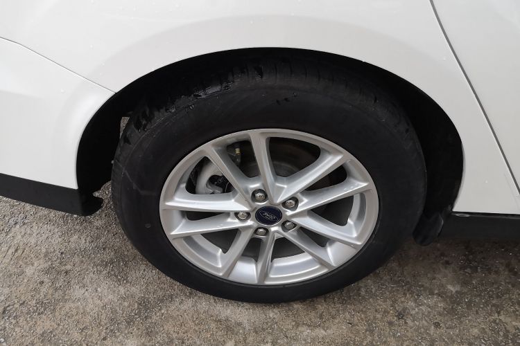 福特 福克斯 2018款 三厢经典 EcoBoost 180 自动精英型车身外观6008