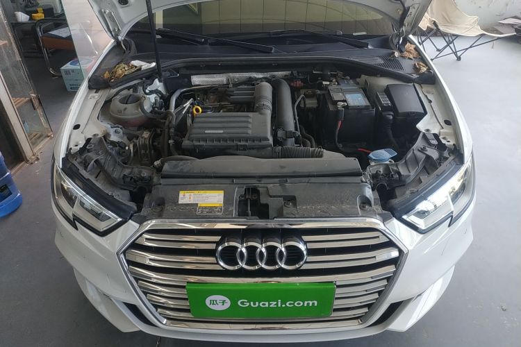 奥迪A3 2018款 30周年年型 Sportback 35 TFSI 时尚型机舱底盘24