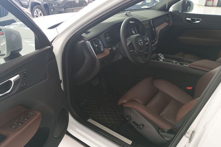 沃尔沃XC60 2025款 B5 四驱智远豪华版中控内饰20
