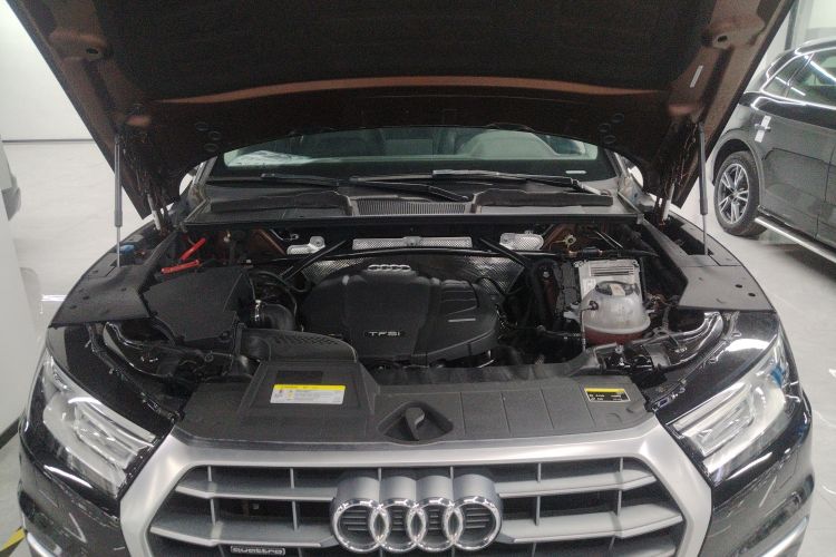 奥迪Q5L 2018款 40 TFSI 荣享进取型 国V机舱底盘24
