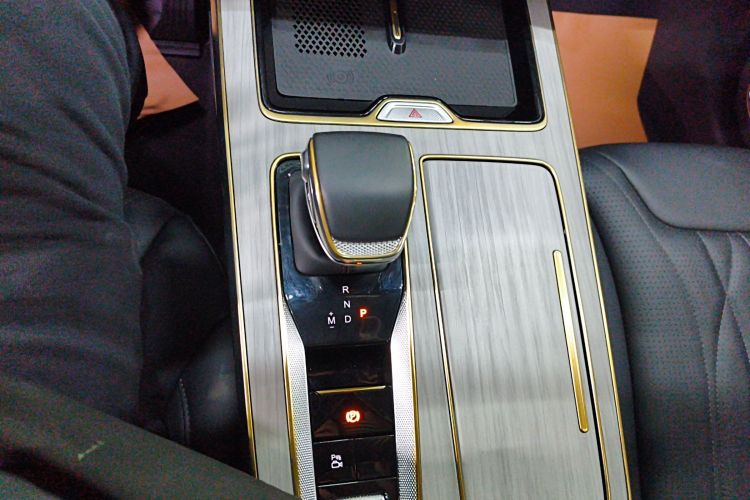 红旗HS5 2025款 2.0T 两驱60万辆纪念版中控内饰18