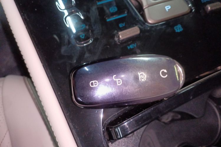 腾势D9 2022款 DM-i 970 四驱旗舰型中控内饰11