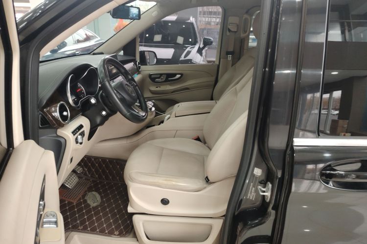 奔驰V级 2016款 V 260 L 尊贵加长版中控内饰19