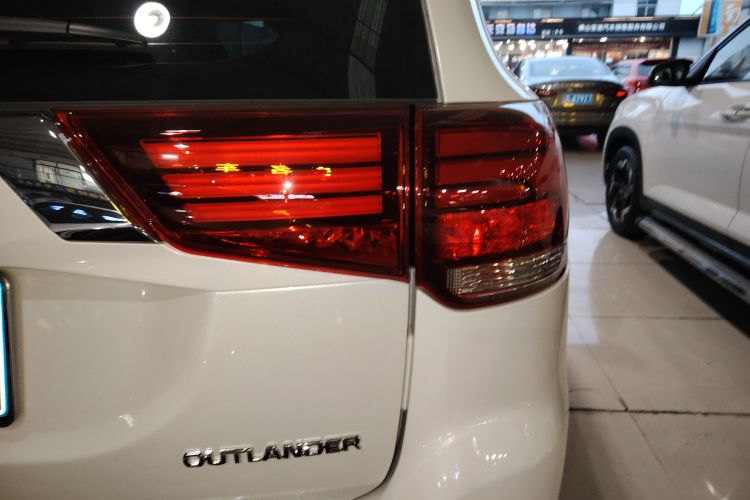 三菱 欧蓝德 2021款 改款 2.0L 两驱畅享版 5座车身外观9