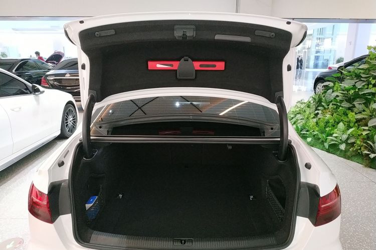 奥迪A4L 2022款 40 TFSI 豪华动感型机舱底盘23