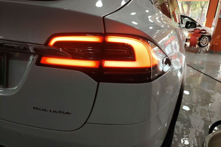 特斯拉 Model X 2019款 长续航版车身外观9