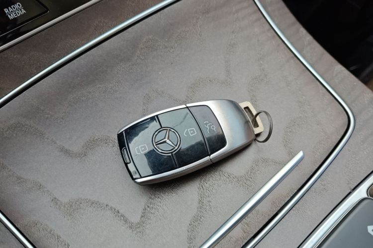 奔驰E级 2023款 改款 E 300 L 时尚型中控内饰7001