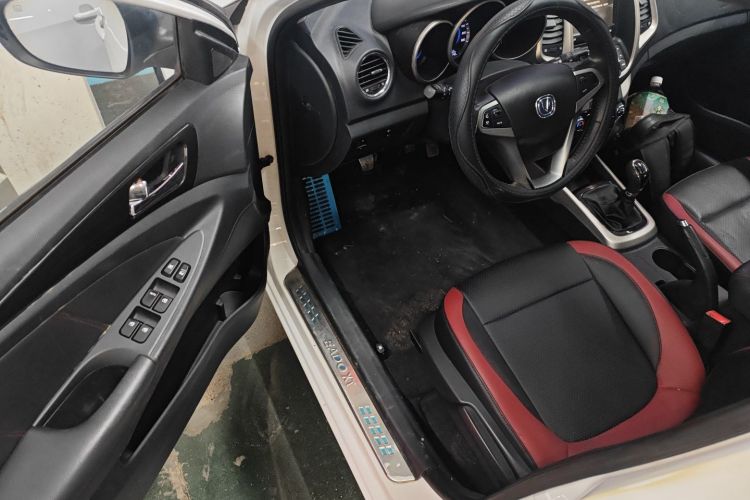 长安 逸动 2015款 1.6L 手动俊酷型 国V中控内饰20