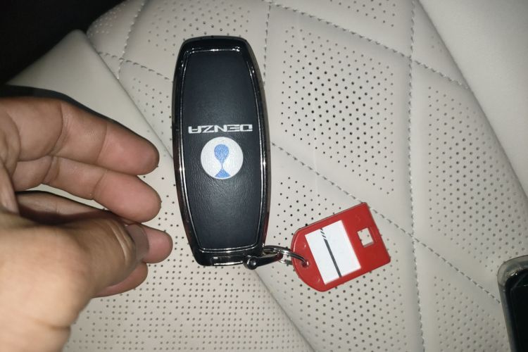 腾势D9 2024款 DM-i 980 四驱尊贵型中控内饰7001