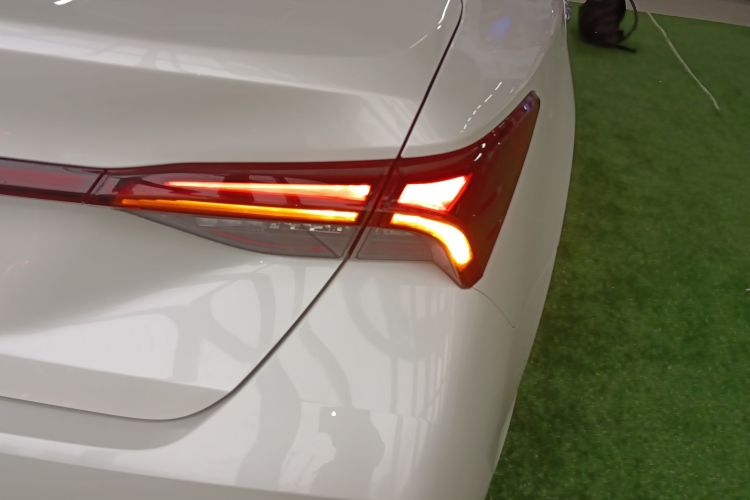 丰田 亚洲龙 2019款 2.0L 豪华版 国VI车身外观9