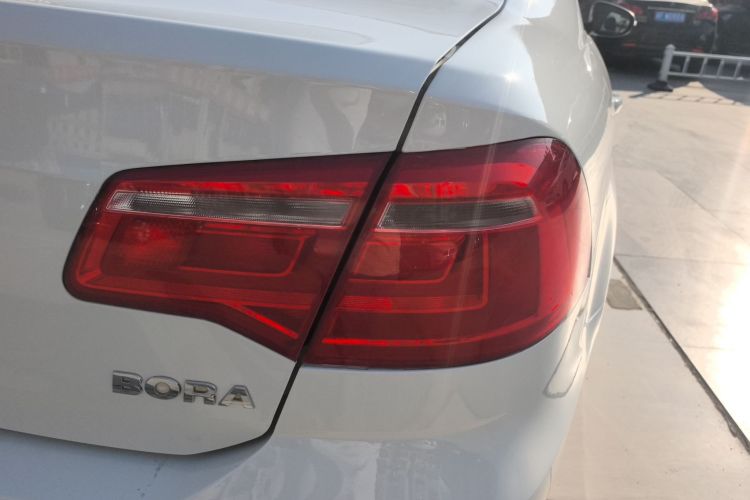 大众 宝来 2014款 1.6L 自动舒适型车身外观9