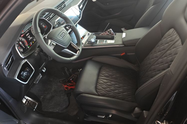 奥迪A6L 2025款 改款 45 TFSI quattro 臻选动感型中控内饰19