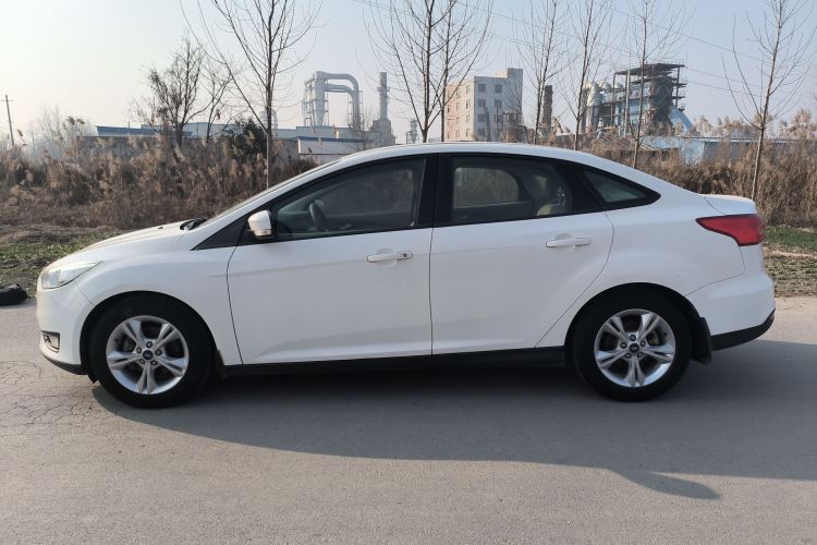 福特 福克斯 2017款 三厢 1.6L 自动舒适型智行版车身外观4