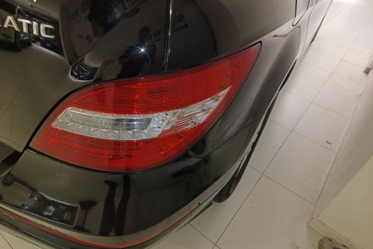 奔驰R级 2014款 R 320 4MATIC 商务型车身外观9