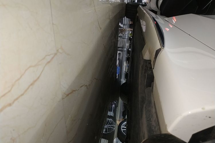 奔驰C级 2023款 改款二 C 260 L 运动版局部细节9002