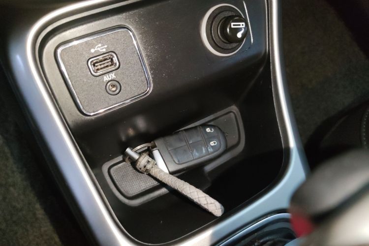 Jeep 指南者 2017款 200T 自动家享版中控内饰11