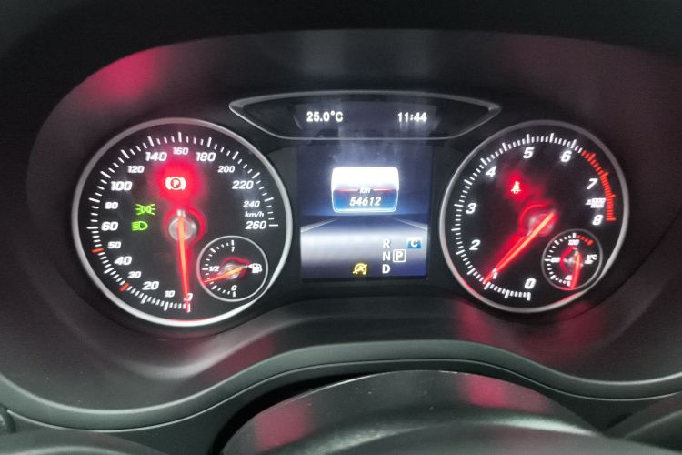 奔驰B级 2018款 B 200 动感型中控内饰14