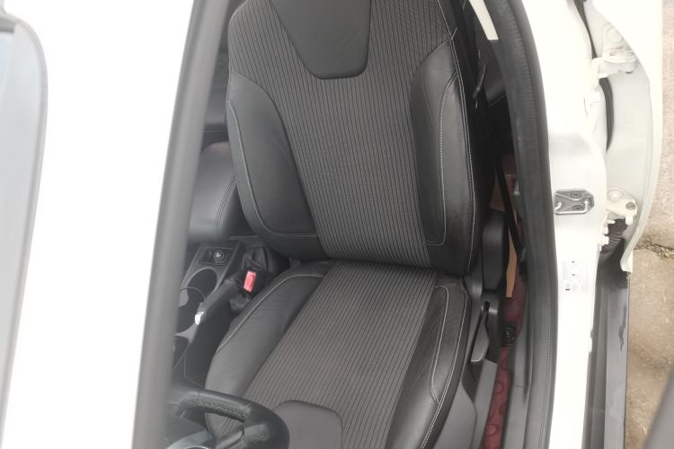 福特 福克斯 2012款 三厢 1.6L 自动风尚型中控内饰19