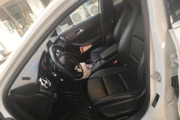 奔驰GLA 2017款 GLA 200 动感型中控内饰19