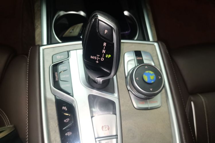 宝马7系 2019款 740Li 领先型 豪华套装中控内饰18