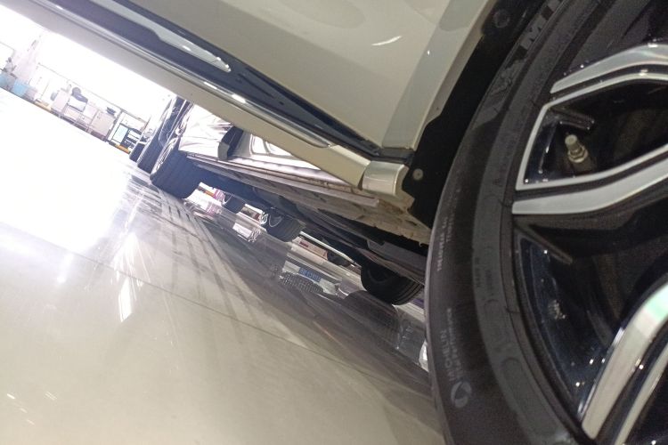 红旗HQ9 2023款 2.0T 智联旗享版局部细节9001