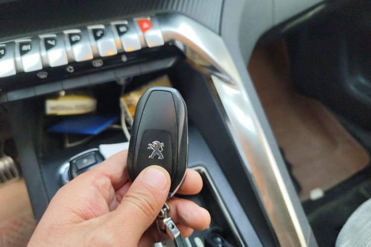 标致4008 2019款 380THP 尝先版中控内饰11