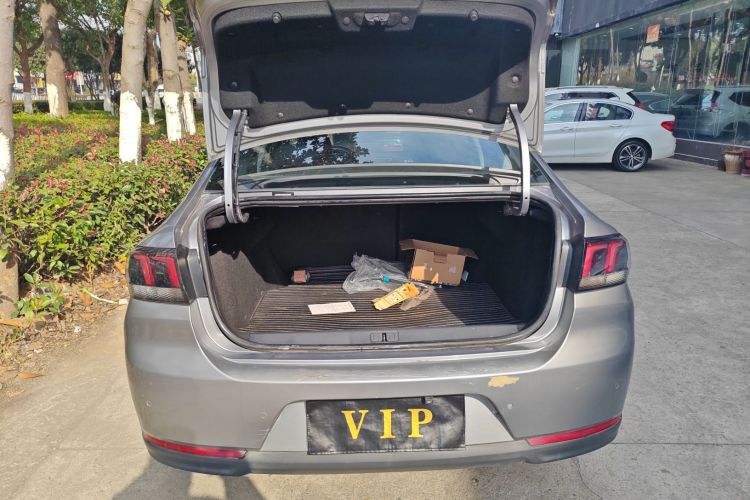 标致308 2016款 1.6L 自动豪华版机舱底盘23