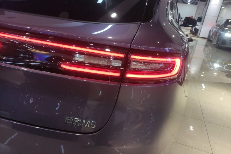 鸿蒙智行 问界M5 2025款 增程   Ultra 四驱版车身外观9