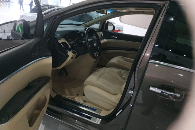 别克GL8 2023款 陆上公务舱 652T 豪华型中控内饰20