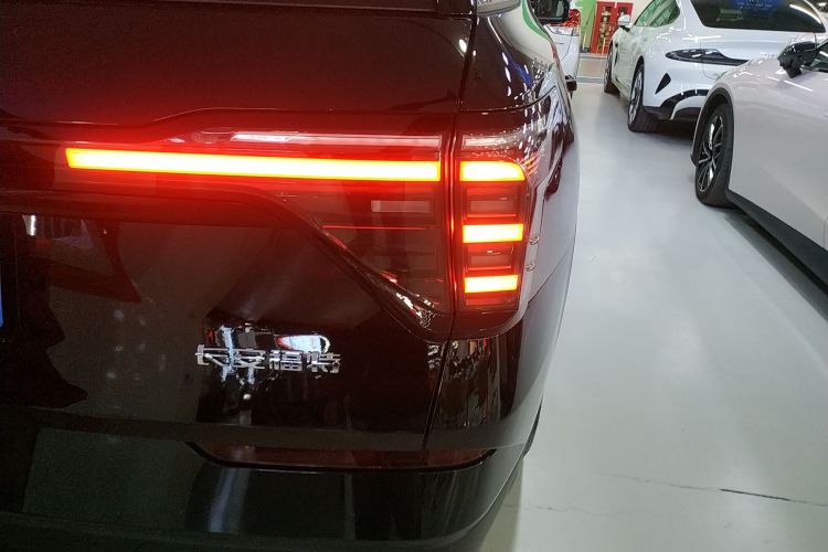 福特 2025款 锐界L 2.0T EcoBoost 两驱七座豪华型车身外观9