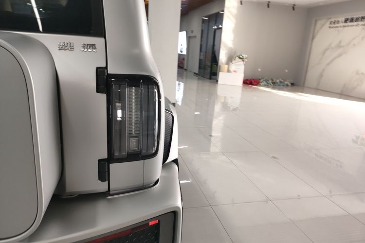 超境汽车 共创坦克300 2021款 2.0T 赛博坦克车身外观9