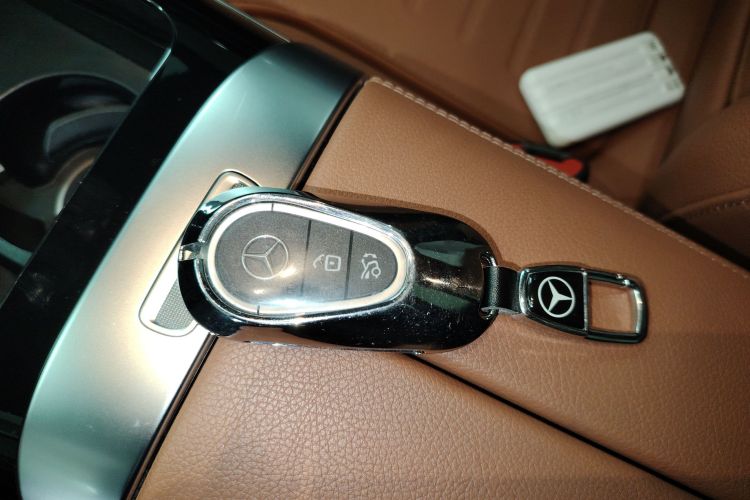 奔驰GLC 2023款 改款 GLC 260 L 4MATIC 动感型 5座中控内饰11