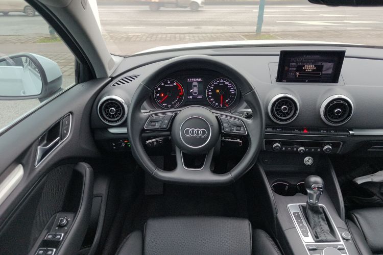 奥迪A3 2018款 30周年年型 Limousine 35 TFSI 运动型中控内饰13