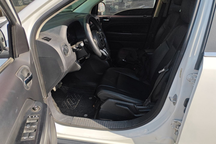 Jeep 指南者(进口) 2015款 2.0L 两驱运动版中控内饰19