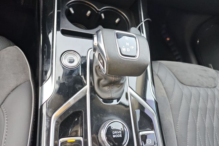 红旗HS5 2022款 改款 2.0T 智联旗享版中控内饰18