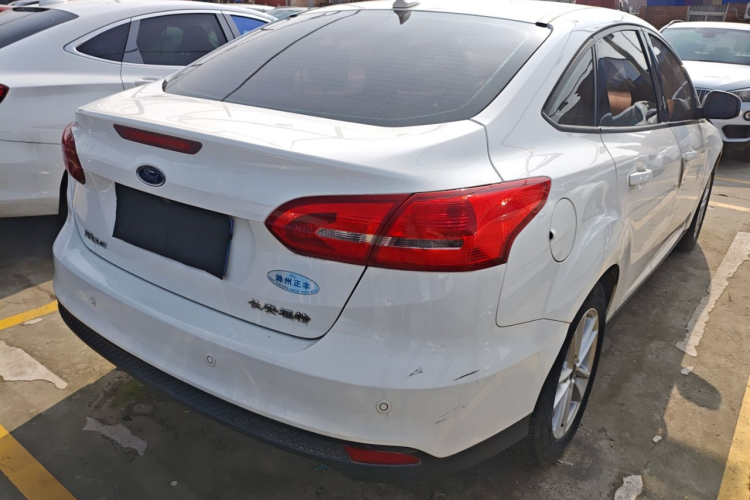 福特 福克斯 2018款 三厢经典 1.6L 自动风尚型智行版车身外观7