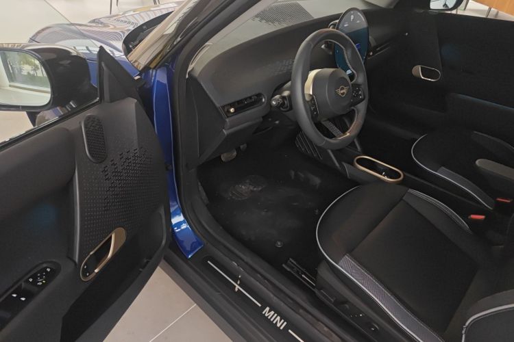 电动MINI COOPER 2024款 452km COOPER SE 艺术家中控内饰7003