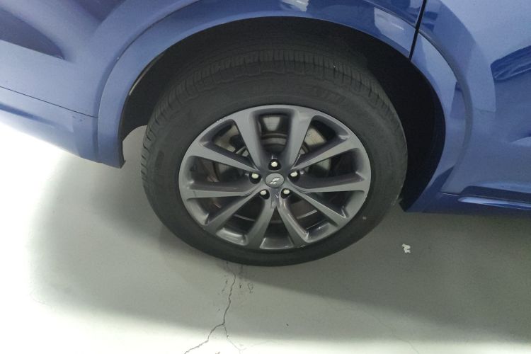 理想汽车 理想ONE 2020款 增程6座版车身外观6008