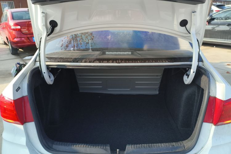 大众 桑塔纳 2016款 1.6L 手动风尚版机舱底盘23