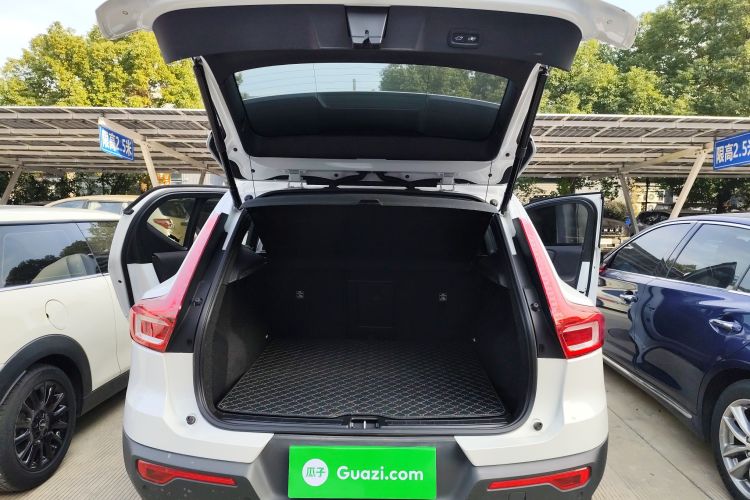 沃尔沃XC40 2024款 B3 智远豪华版机舱底盘23