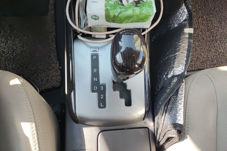 现代 悦动 2011款 1.6L 自动豪华型中控内饰18