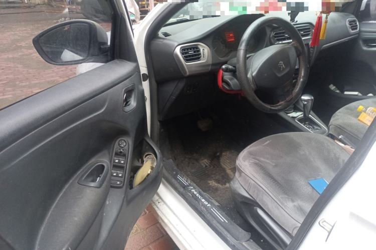 标致301 2016款 1.6L 自动舒适版中控内饰20