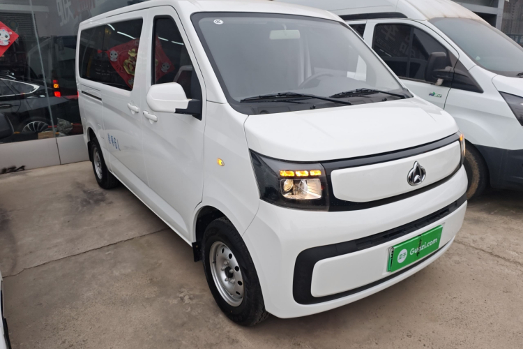 长安凯程 长安睿行EM60 2025款 客运版 舒适型 6座 240km 对开门 60kW车身外观3